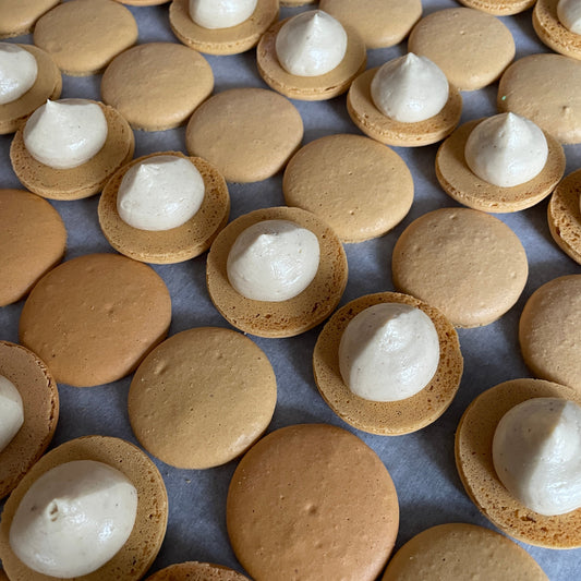 lebkuchen (gingerbread) macs.